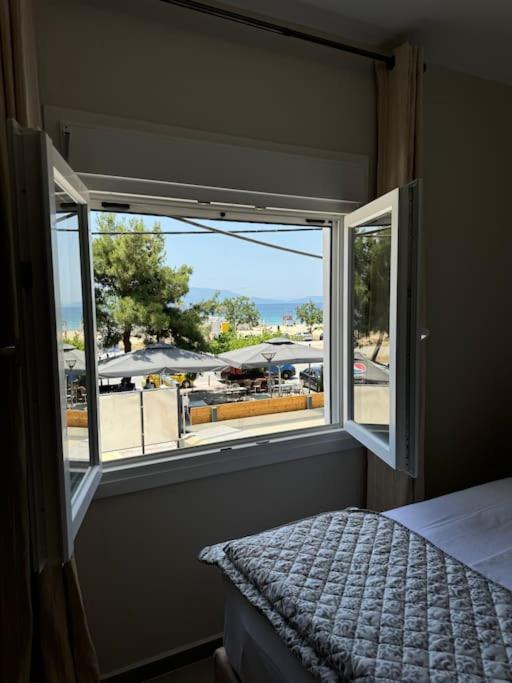 Seaviewapartment Ofrinion Luaran gambar